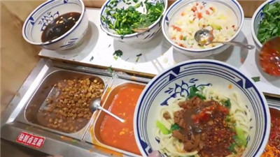 12元就能吃飽的自助面，八種臊子菜隨便放，好吃到放不下碗